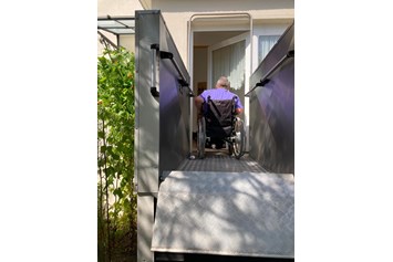 Rollstuhl-Urlaub: Gast bei Einfahrt in die Veranda
 - Cottage im Fläming - Apartment barrierefrei