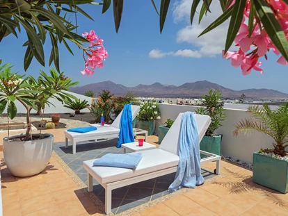 Rollstuhlgerechte Unterkunft - Unterkunftsart: Ferienhaus - Die untere Sonnenterrasse. Sie ist mittels Rampe auch für Rollstuhlfahrer zugänglich. Mit Palmen, Frangi Pani, Bougainvillea und Orleander. - Poolvilla mit phantastischem Ausblick - mit Pool Lifter
