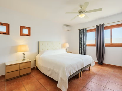 Rollstuhlgerechte Unterkunft - Unterkunftsart: Ferienhaus - Das Schlafzimmer der großen Master-Suite - Poolvilla mit phantastischem Ausblick - mit Pool Lifter