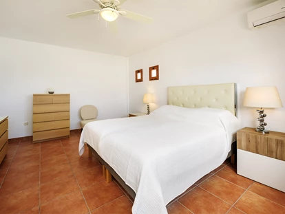 Rollstuhlgerechte Unterkunft - Unterkunftsart: Ferienhaus - Das Schlafzimmer der Master-Suite - Poolvilla mit phantastischem Ausblick - mit Pool Lifter