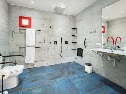Rollstuhlgerechte Unterkunft - Unterkunftsart: Ferienhaus - Das barrierefreie Badezimmer der Mastersuite mit unterfahrbaren Waschbecken und zwei Haltegriffen am WC. - Poolvilla mit phantastischem Ausblick - mit Pool Lifter
