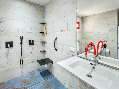 Rollstuhlgerechte Unterkunft - Unterkunftsart: Ferienhaus - Das barrierefrei Badezimmer der Mastersuite mit Haltegriffen, Handtusche, unterfahrbarer Dusche und herunter klappbaren Duschsitz - Poolvilla mit phantastischem Ausblick - mit Pool Lifter