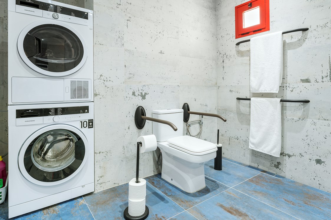 Rollstuhl-Urlaub: Das barrierefreie Badezimmer der Mastersuite verfügt über eine Waschmaschine und einen Wäschetrockner. - Poolvilla mit phantastischem Ausblick - mit Pool Lifter