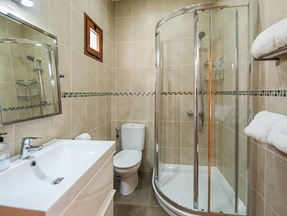 Rollstuhlgerechte Unterkunft - Unterkunftsart: Ferienhaus - Das Duschbadezimmer des 2. Schlafzimmer. - Poolvilla mit phantastischem Ausblick - mit Pool Lifter