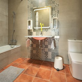 Rollstuhl-Urlaub: Das Badezimmer vom Schlafzimmer Nr 1  - Poolvilla mit phantastischem Ausblick - mit Pool Lifter