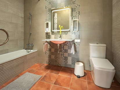 Rollstuhlgerechte Unterkunft - Unterkunftsart: Ferienhaus - Das Badezimmer vom Schlafzimmer Nr 1  - Poolvilla mit phantastischem Ausblick - mit Pool Lifter