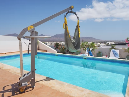 Rollstuhlgerechte Unterkunft - Unterkunftsart: Ferienhaus - Der Poollifter von der Firma Handi Move - Poolvilla mit phantastischem Ausblick - mit Pool Lifter