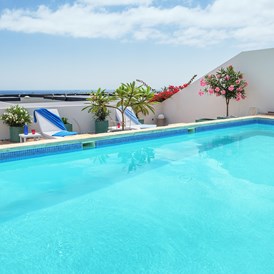 Rollstuhl-Urlaub: Der Pool und die untere Terrasse - Poolvilla mit phantastischem Ausblick - mit Pool Lifter