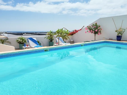 Rollstuhlgerechte Unterkunft - Unterkunftsart: Ferienhaus - Der Pool und die untere Terrasse - Poolvilla mit phantastischem Ausblick - mit Pool Lifter