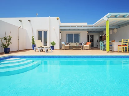 Rollstuhlgerechte Unterkunft - Unterkunftsart: Ferienhaus - Die obere Terrasse - Poolvilla mit phantastischem Ausblick - mit Pool Lifter