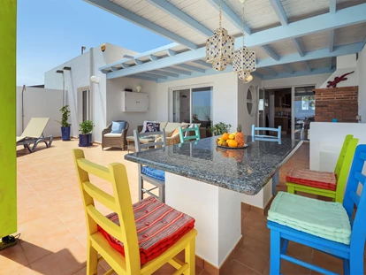 Rollstuhlgerechte Unterkunft - Unterkunftsart: Ferienhaus - Die obere Terrasse mit Aussenlounge - Poolvilla mit phantastischem Ausblick - mit Pool Lifter