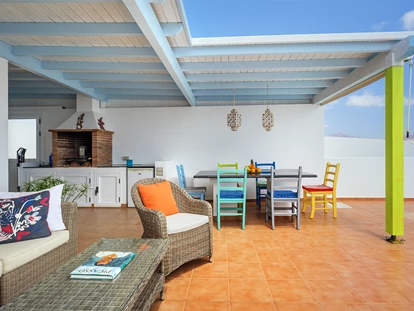Rollstuhlgerechte Unterkunft - Unterkunftsart: Ferienhaus - Die obere Terrasse mit Aussenlounge, Grill und Aussenküche - Poolvilla mit phantastischem Ausblick - mit Pool Lifter