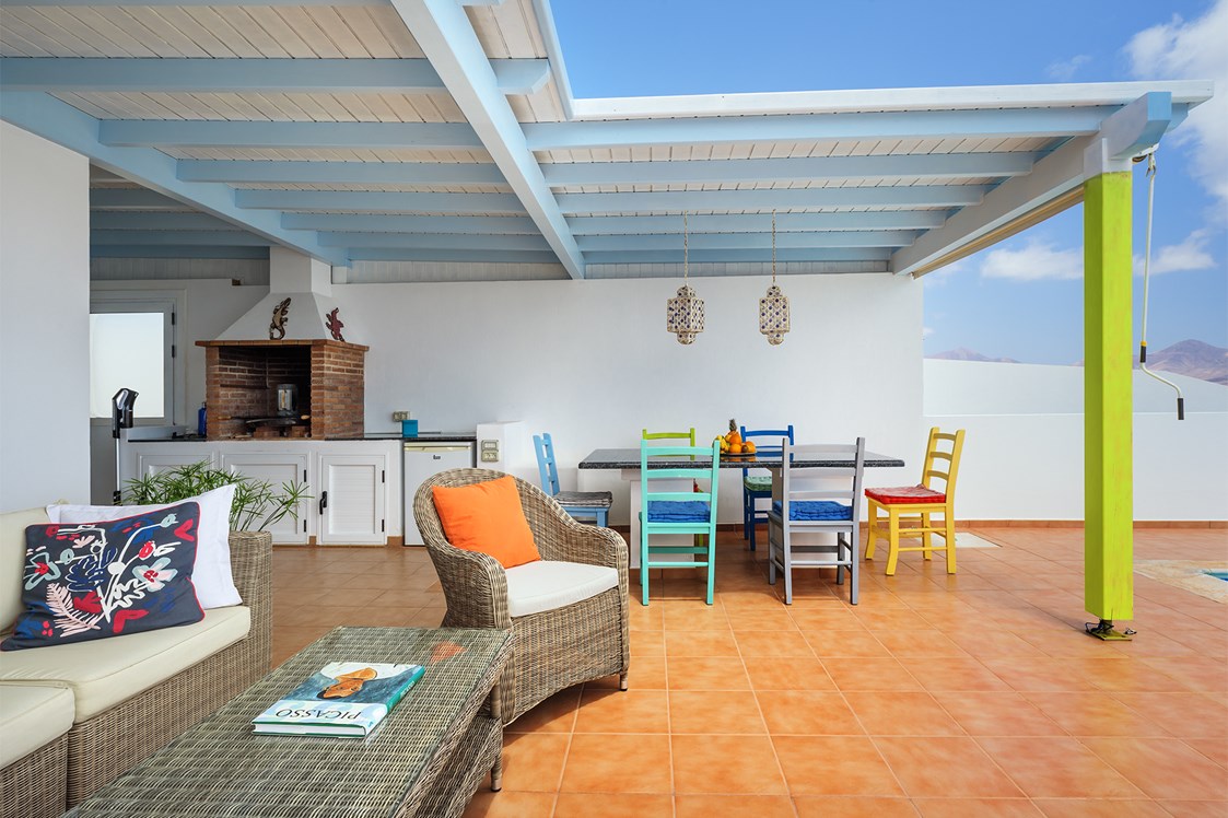 Rollstuhl-Urlaub: Die obere Terrasse mit Aussenlounge, Grill und Aussenküche - Poolvilla mit phantastischem Ausblick - mit Pool Lifter