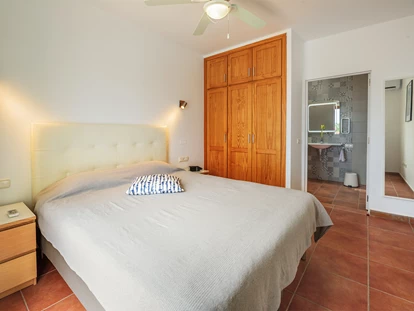 Rollstuhlgerechte Unterkunft - Unterkunftsart: Ferienhaus - Schlafzimmer 1 mit eigenem Badezimmer. Jedes Schlafzimmer hat sein eigenes Badezimmer. - Poolvilla mit phantastischem Ausblick - mit Pool Lifter