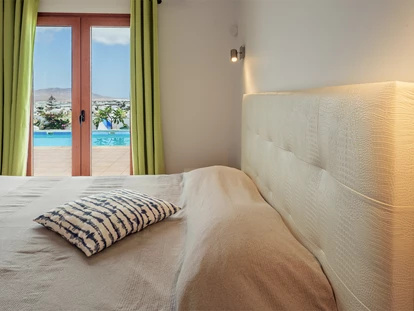 Rollstuhlgerechte Unterkunft - Unterkunftsart: Ferienhaus - Schlafzimmer 1 mit Poolblick - Poolvilla mit phantastischem Ausblick - mit Pool Lifter