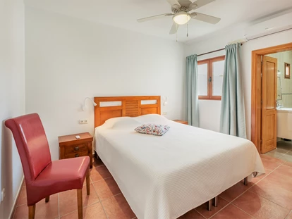 Rollstuhlgerechte Unterkunft - Unterkunftsart: Ferienhaus - Schlafzimmer 2 mit eigenem Badezimmer. - Poolvilla mit phantastischem Ausblick - mit Pool Lifter