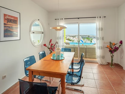 Rollstuhlgerechte Unterkunft - Unterkunftsart: Ferienhaus - Das Wohnzimmer mit Pool- und Meerblick - Poolvilla mit phantastischem Ausblick - mit Pool Lifter