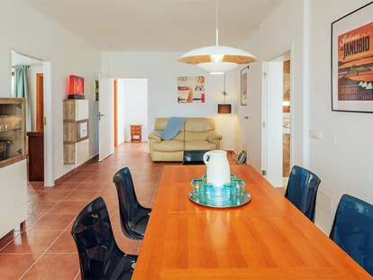 Rollstuhlgerechte Unterkunft - Unterkunftsart: Ferienhaus - Das Wohnzimmer - Poolvilla mit phantastischem Ausblick - mit Pool Lifter
