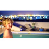 Rollstuhl-Urlaub - Ausblick von der Terrasse bei Nacht auf Playa Blanca und das Meer - Poolvilla mit phantastischem Ausblick - mit Pool Lifter