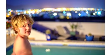 Rollstuhlgerechte Unterkunft - Unterkunftsart: Ferienhaus - Kanarische Inseln - Ausblick von der Terrasse bei Nacht auf Playa Blanca und das Meer - Poolvilla mit phantastischem Ausblick - mit Pool Lifter