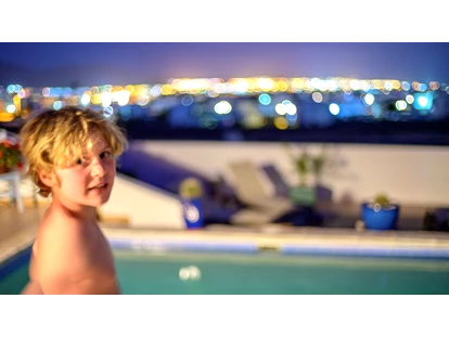 Rollstuhlgerechte Unterkunft - Unterkunftsart: Ferienhaus - Ausblick von der Terrasse bei Nacht auf Playa Blanca und das Meer - Poolvilla mit phantastischem Ausblick - mit Pool Lifter