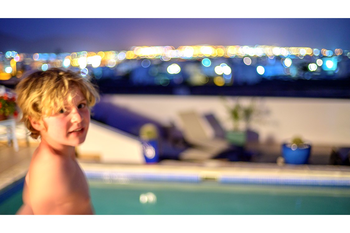 Rollstuhl-Urlaub: Ausblick von der Terrasse bei Nacht auf Playa Blanca und das Meer - Poolvilla mit phantastischem Ausblick - mit Pool Lifter