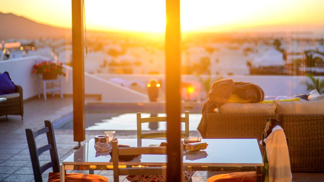 Rollstuhl-Urlaub: Ausblick vom Wohnzimmer auf Playa Blanca und das Meer - Poolvilla mit phantastischem Ausblick - mit Pool Lifter
