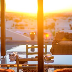 Rollstuhl-Urlaub: Ausblick vom Wohnzimmer auf Playa Blanca und das Meer - Poolvilla mit phantastischem Ausblick - mit Pool Lifter