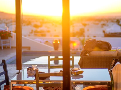 Rollstuhlgerechte Unterkunft - Unterkunftsart: Ferienhaus - Ausblick vom Wohnzimmer auf Playa Blanca und das Meer - Poolvilla mit phantastischem Ausblick - mit Pool Lifter