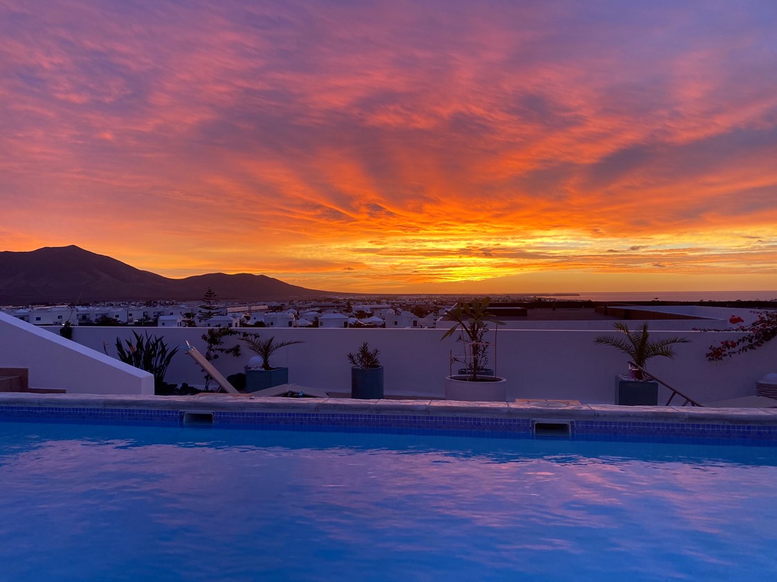 Rollstuhl-Urlaub: Blick von der Terrasse über Playa Blanca und zu den Vulkanbergen. - Poolvilla mit phantastischem Ausblick - mit Pool Lifter