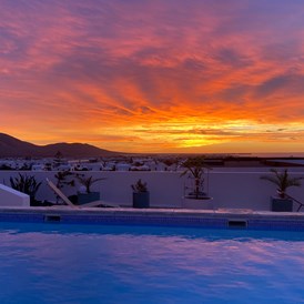Rollstuhl-Urlaub: Blick von der Terrasse über Playa Blanca und zu den Vulkanbergen. - Poolvilla mit phantastischem Ausblick - mit Pool Lifter