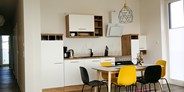 Rollstuhlgerechte Unterkunft - Rügen - Die offene Küche im Wohnbereich bietet viel Platz und es sind alle wichtigen Utensilien im Rollstuhl erreichbar. Küchenhöhe 90cm.  - MeerOstseeZeit 