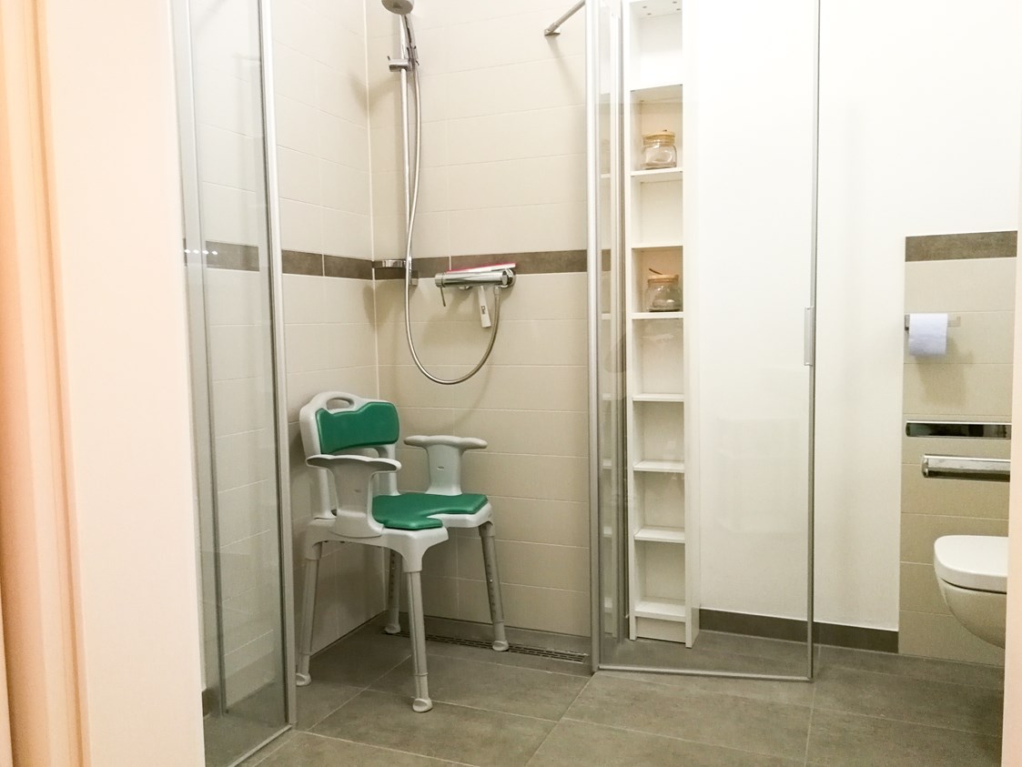 Rollstuhl-Urlaub: Die Dusche im barrierefreien Bad lässt sich komplett öffnen. Ein Duschstuhl steht natürlich kostenfrei auf Anfrage zur Verfügung. Auch ein Rutschbrett ist vorhanden. - MeerOstseeZeit 