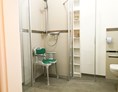 Rollstuhl-Urlaub: Die Dusche im barrierefreien Bad lässt sich komplett öffnen. Ein Duschstuhl steht natürlich kostenfrei auf Anfrage zur Verfügung. Auch ein Rutschbrett ist vorhanden. - MeerOstseeZeit 