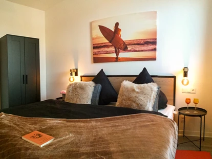 Rollstuhlgerechte Unterkunft - Dieses Schlafzimmer ist zwar barrierefrei erreichbar, jedoch ist der Bereich neben dem Bett schmal. Ich passe zwar dazwischen (60cm Rollibreite) aber das erste Schlafzimmer ist geräumiger. - MeerOstseeZeit