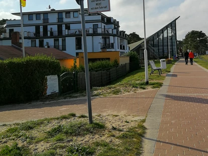Rollstuhlgerechte Unterkunft - Barrierefreie Promenade in Glowe. Am Ende liegt das Restaurant Ostseeperle, welches barrierefrei ist und auch über entsprechende Toiletten verfügt.  - MeerOstseeZeit