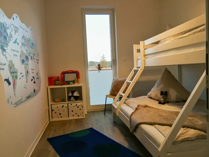 Rollstuhlgerechte Unterkunft - An die Kleinen wurde natürlich auch gedacht. Das Zimmer verfügt über viele Kinderbücher und Spiele. - MeerOstseeZeit