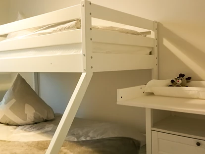 Rollstuhlgerechte Unterkunft - Eine Wickelkommode mit Auflage ist vorhanden. Zudem steht Ihnen auf Anfrage ein Kinderreisebett mit Matratze sowie ein Hochstuhl kostenfrei zur Verfügung.  - MeerOstseeZeit