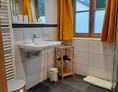 Rollstuhl-Urlaub: harmonisch Eingerichtetes Badezimmer mit unterfahrbarem Waschtisch - Ferienwohnungen Weberhof