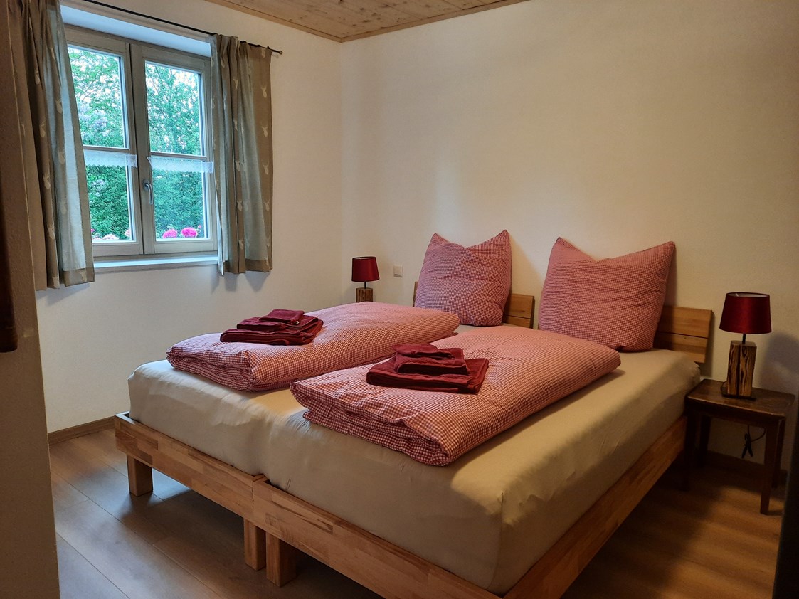 Rollstuhl-Urlaub: Schlafzimmer ist auf Ihre Bedürfnisse umstellbar - Ferienwohnungen Weberhof