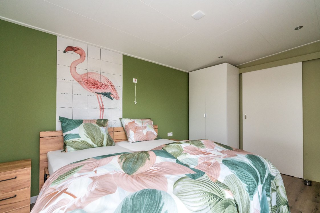 Rollstuhl-Urlaub: Das Schlafzimmer mit Doppelbett (zwei separate Matratzen, unabhängig elektrisch in Höhe verstellbar) und Kleiderschrank - Rollstuhl Urlaub in Zeeland - De Klaproos