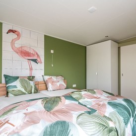 Rollstuhl-Urlaub: Das Schlafzimmer mit Doppelbett (zwei separate Matratzen, unabhängig elektrisch in Höhe verstellbar) und Kleiderschrank - Rollstuhl Urlaub in Zeeland - De Klaproos