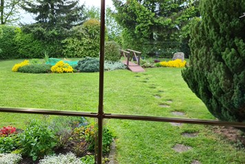 Rollstuhl-Urlaub: wunderschöner Garten mit Gartenteich und kleiner Brücke
Grill kann und darf auf der überdachten Terrasse genutzt werden - Pflegepension am Hopfengarten 5