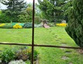 Rollstuhl-Urlaub: wunderschöner Garten mit Gartenteich und kleiner Brücke
Grill kann und darf auf der überdachten Terrasse genutzt werden - Pflegepension am Hopfengarten 5