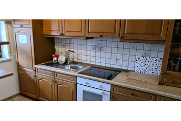 Rollstuhl-Urlaub: Küche mit 
Kühlschrank und kleinem Gefrierfach
Mikrowelle 
Ceran Kochherd 
Kaffeevollautomat   - Pflegepension am Hopfengarten 5