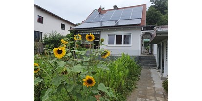Rollstuhlgerechte Unterkunft - Ostbayern - Haus mit   überdachter Terrasse und Blick auf den Garten - Pflegepension Weinbergweg 12