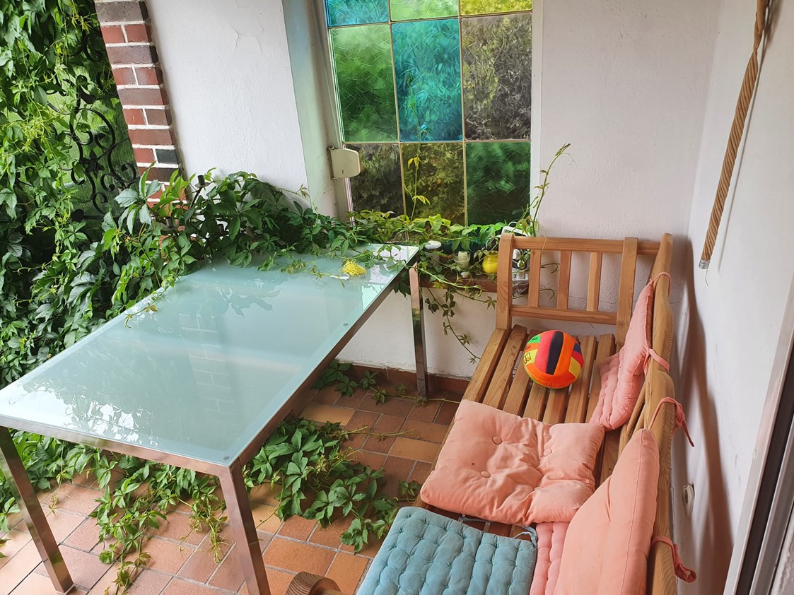 Rollstuhl-Urlaub: Überdachte Terrasse mit Blick auf den Garten - Pflegepension Weinbergweg 12