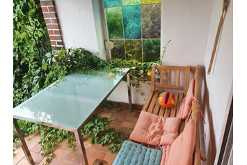 Rollstuhl-Urlaub: Überdachte Terrasse mit Blick auf den Garten - Pflegepension Weinbergweg 12