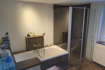 Rollstuhl-Urlaub: Badezimmer mit
Badewanne
Dusche ebenerdig
WC 
Waschtisch


 - Pflegepension Weinbergweg 12
