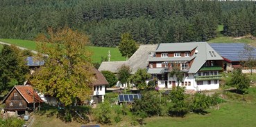 Rollstuhlgerechte Unterkunft - Unterkunftsart: Ferienwohnung - Oberried (Landkreis Breisgau-Hochschwarzwald) - Biobauernhof im Schwarzwald mit vielen Tieren und eigener Käserei, inmitten von Natur, sonnig gelegen - Mooshof